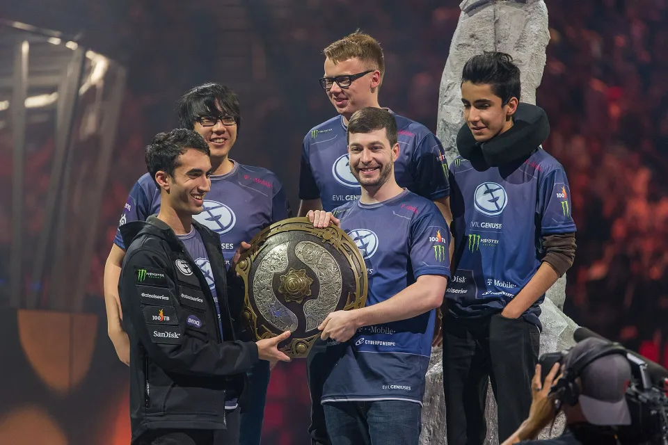 The International 2015 우승 후 챔피언의 아이기스(Aegis of Champions)를 든 Evil Geniuses 선수들