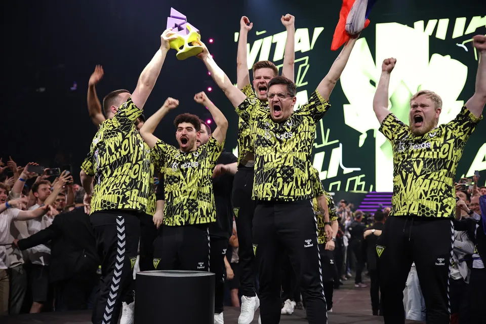 Les joueurs de Team Vitality célèbrent leur victoire au BLAST.tv Paris Major 2023