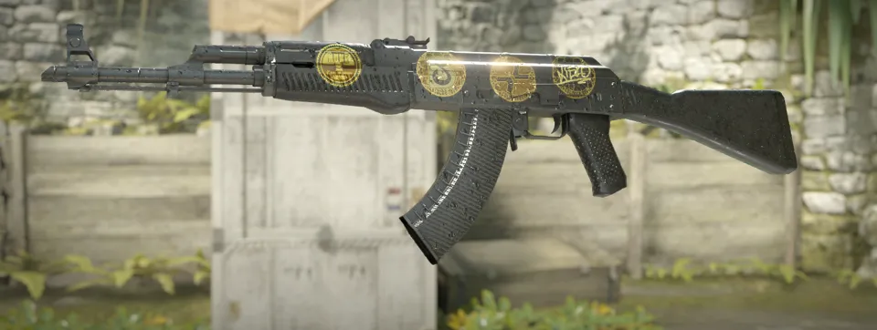 CS2 inceleme ekranında altın çıkartmalı Hatıra AK-47