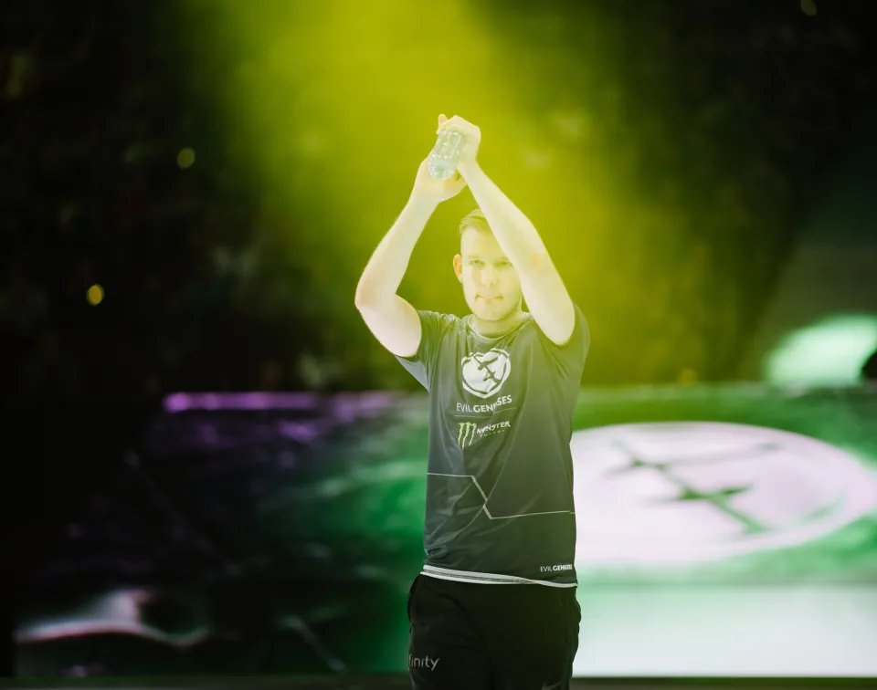Cr1t- sur la scène de The International 2018, à l’époque chez Evil Geniuses